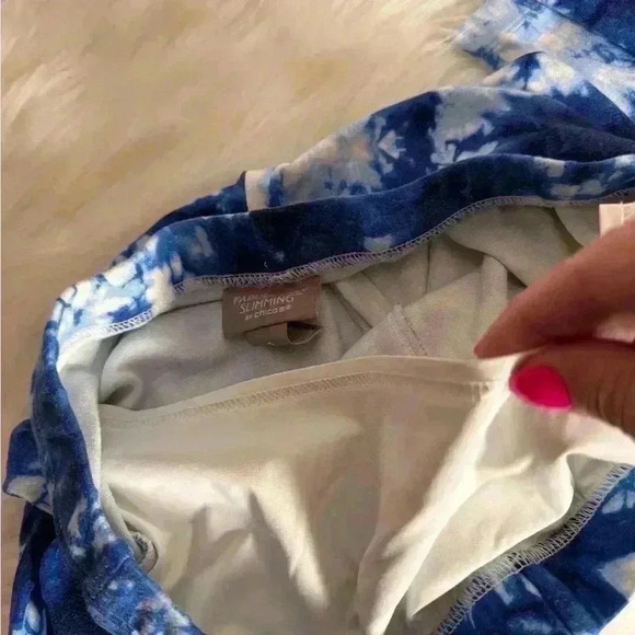 Fabulously Slimming capri leggings from Chicos with tummy control lining tie dye - Picture 4 of 7